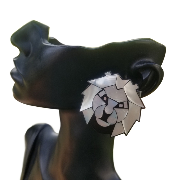 LEE SANDS VINTAGE MOTHEROF PEARL INLAY LIONS HEAD EARRINGS - Picture 1 of 3